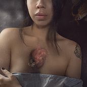 Mi Proyecto del curso: Autorretrato fotográfico conceptual. Photograph, Post-production, Photo Retouching, Portrait Photograph, Studio Photograph, Fine-Art Photograph, Photomontage, and Self-Portrait Photograph project by Maria Fernanda Parra - 03.08.2021
