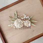 Peineta "Claveles". Design, Accessor, Design, Jewelr, Design, Fashion Design, and Product Design project by Vero Huerta Cuellar - 03.12.2021