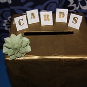 Hand-cut and sculpted paper succulents with paper mache card box. Un proyecto de Collage, Papercraft y Escultura de Trinity Nay - 14.03.2013