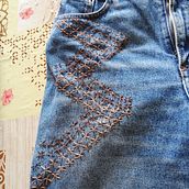 My project in Embroidery: Jeans Repair. . Projekt z dziedziny  Haft,  Sz, cie, Upc i cling użytkownika Elisa Uliana - 26.03.2021