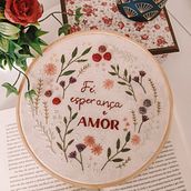 Bastidor floral bordado: Fé, Esperança e Amor. Un proyecto de Bordado de Melissa Ladeia Schiewaldt - 05.04.2021