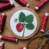 Frutilla botánica. . Un progetto di Ricamo e Illustrazione botanica di Ludmila Mendibe Bollini - 06.04.2021