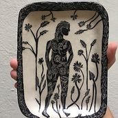 Bandeja modelada a mano, engobada y esgrafiada.. Un projet de Céramique et Illustration traditionnelle de Dominique Raed - 08.04.2021