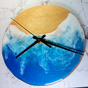 Reloj elaborado en madera con detalle en resina con efecto de mar. Projekt z dziedziny Craft, Kreat, wność i Projektowanie wnętrz użytkownika Jose Ramos - 28.03.2021