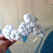 Diadema de novia en seda y cerámica by osacuca.ceramics . Un progetto di Ricamo, Ceramica e Design di gioielli di Rosario Cuello - 11.04.2021