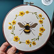Sweet Bee, pattern by @EmillieFerris. Un proyecto de Artesanía y Bordado de Arlo Everett - 12.04.2021