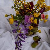 Wisteria and wildflowers inside an artichoke . Decoration, and Design project by Elena Claudia Vasile - 04.16.2021