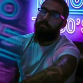 Life in neon. Un progetto di Belle arti, Autoritratto fotografico, Composizione fotografica, Fotografia, Fotografia artistica, Fotografia di ritratto, Fotografia digitale, Illuminazione fotografica e Postproduzione audiovisiva di Carla Ortega Vallejo - 15.04.2021