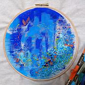 Broderie abstraite sur peinture acrylique. Een project van Borduurwerk,  Acr y lschilderij van Laetitia Morabito Rey - 22.04.2021