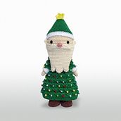 Santa in An Xmas Tree Costume. Un proyecto de Artesanía, Crochet, DIY y Diseño de juguetes de Ozlem Yildiz Teke - 02.12.2020
