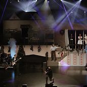 ''Noel Malgré tout'' - Scénographie. Un projet de Scénographie, Création d'accessoires, Couture, Design , Conception de personnages, Peinture , et Modélisation 3D de Audreyline Lanoix - 25.04.2021