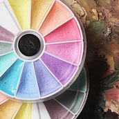 Estojo circular com 12 cores pastéis de aquarelas profissionais. Un progetto di Illustrazione botanica, Illustrazione con inchiostro, Illustrazione infantile e Pittura ad acquerello di Pestilento Art - 26.04.2021