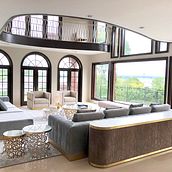 Living room of private residence in Great Neck, NY. Projekt z dziedziny Design,  Architektura i Projektowanie wnętrz użytkownika Carla Guilhem - 30.04.2021