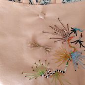 Bordado libre sobre cartera hecha a mano . Embroider project by Leslie Saavedra - 05.08.2021