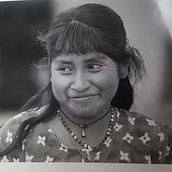 CHICA ETNICA: Retrato realista con lápiz de grafito. Projekt z dziedziny Trad, c, jna ilustracja,  Sztuki piękne, Sketching, R, sunek ołówkiem,  R, sunek, Portret, R, sunek realist, czn,  R, sunek art, st, czn, R i sunek anatomiczn użytkownika Leonora López - 15.05.2021
