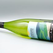 Restyling etiquetas de vino para Condado de Huelva Denominación de Origen. Un proyecto de Diseño gráfico, Ilustración tradicional y Packaging de Ana Sánchez Tejedor - 05.05.2021