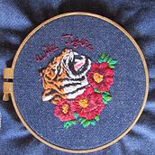 Tigre entre flores.. Un progetto di Ricamo, Cucito e Illustrazione tradizionale di Ludmila Mendibe Bollini - 22.05.2021