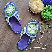 Upcycled Slippers. Fashion Design, Fiber Arts, DIY, Upc, cling, and Crochet project by Mheryl Espinosa - 05.18.2021
