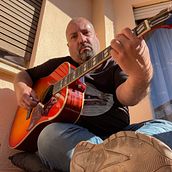 Tocando mi guitarra acústica. Un progetto di Fotografia di Carlos Mur Sabio - 24.05.2021