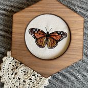 My project in Realistic Embroidery Techniques course. Traditional illustration, and Embroider project by Francisnelli Bailoni - 05.21.2021