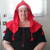 Medieval red linen hood, embroidered with red wool. Un proyecto de Diseño de vestuario de Gélinas Nathalie - 31.05.2021