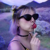 Glamour y color. Sesión de fotografía. . Un proyecto de Fotografía, Dirección de arte, Fotografía de retrato y Fotografía de moda de Alejandro Rivas - 02.06.2021