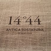 Tesis/Antica Tostatura Triestina/Cafè. Un projet de Br, ing et identité, Design , Publicité, Conception éditoriale, Événements, Design graphique, Marketing, Packaging, T, pographie, Réseaux sociaux, Naming , et Créativité de Piero Lorenzon - 05.03.2021