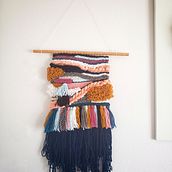 My project in Introduction to Frame Loom Tapestry course. Een project van Ontwerp van accessoires,  Interieurdecoratie y Textiel van Shannon Forcucci - 14.06.2021