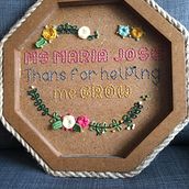 Regalo para la maestra / Bordado en Madera  . % Airenys Mateo Cedano tarafından hazırlanan Sanat ve El Sanatları projesi - 06.22.2021