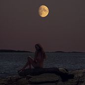 bajo la luz de la luna. Un projet de Photographie, Postproduction photographique, Retouche photographique, Photographie de portrait, Photographie de studio, Photographie artistique, Photomontage, Autoportrait photographique et Illustration traditionnelle de constanza flores urzúa - 24.06.2021