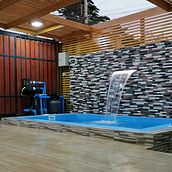 Piscina en antejardin con estacionamiento y Pergola pared en piedra, piso y paredes. Un projet de Architecture d'intérieur, Design d'intérieur , et Décoration d'intérieur de Matheus A. Caicedo Castañeda - 01.02.2021