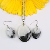 My project in Resin Jewelry Design course. Accessor, Design, Arts, Crafts, Jewelr, Design, DIY, and Design project by Irina Voica - 06.26.2021