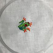 My project in Miniature Needlework: Frog . Un progetto di Design di gioielli e Ricamo di jhirunr - 22.06.2021