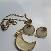 My project in Resin Jewelry Design course. Accessor, Design, Arts, Crafts, Jewelr, Design, and DIY project by Susana Luna - 06.28.2021