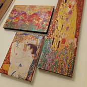 Reciclado de tablas, estampado e intervención sobre obras de Gustav Klimt. Een project van Ontwerp y Craft van Carola Drisaldi - 08.07.2021