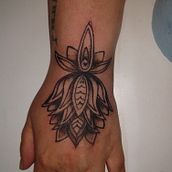 Mon projet du cours : Tatouage botanique en pointillisme. Un progetto di Illustrazione tradizionale, Design di tatuaggi e Illustrazione botanica di Maxime Miousse - 28.06.2021