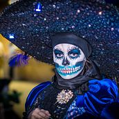 Catrinas. Photograph, Costume Design, Character Design, Fashion Photograph, Portrait Photograph, Photographic Lighting, Lifest, and le Photograph project by Héctor Antuna - 07.12.2021