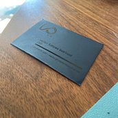 Tarjetas de visita en papel negro, con barniz selectivo. Een project van  Ontwerp y Printen van hectormola - 21.07.2021