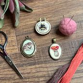 My project in Miniature Needlework: Make Embroidered Jewelry course. Een project van Sieradenontwerp y Borduurwerk van Tamra Griggers - 21.07.2021