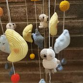 Creación de un mobil de bebé por Ana y punto-madebyescu. . Artesanato, Design de brinquedos, Tecido, e Crochê projeto de Anna Escudero - 22.07.2021