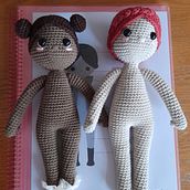 Mis chica. Ahora a ponerlas guapas. Proyecto del curso: Amigurumi: diseño de ropa, pelo y complementos. Un progetto di Artigianato, Design di giocattoli, Fiber Art e Uncinetto di Victoria Marin - 26.07.2021