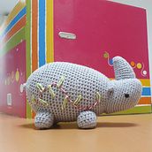 Rino. Amigurumi creado en Tampico, Tam. MEX.. Un proyecto de Artesanía, Diseño de juguetes, Tejido y Crochet de Monse Rodríguez Ballesteros - 27.07.2021