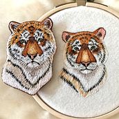 Embroidered Tigers. Un proyecto de Bordado, Artesanía, Diseño de complementos y Diseño de Lena Catisimo - 03.08.2021