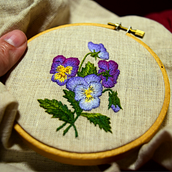 Pansy Card Case. Een project van  Ontwerp, Naaiwerk, Borduurwerk y Craft van jackie_sews - 08.08.2021