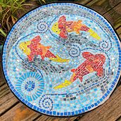 My project in Introduction to Mosaic Artwork course. Un proyecto de Artesanía, Diseño, creación de muebles					, Decoración de interiores, Cerámica y DIY de Jennifer Godin - 08.08.2021