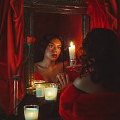 By the candle's light, your true love may be seen.. Un proyecto de Fotografía, Fotografía de moda, Fotografía de retrato, Dirección de arte, Bellas Artes, Fotografía artística, Concept Art, Creatividad y Fotografía digital de Isabel M. Mejia - 12.08.2021