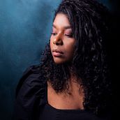 Meu projeto do curso: Retrato fotográfico preto e branco com personalidade. Photograph, Portrait Photograph, Studio Photograph, Digital Photograph, Fine-Art Photograph & Interior Photograph project by Juliana Oliveira - 08.15.2021