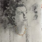 Final self portrait with own photo. Un proyecto de Ilustración tradicional, Bellas Artes, Dibujo, Dibujo de Retrato, Dibujo realista y Dibujo artístico de Rocío Mirón - 16.08.2021