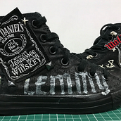 Mi Proyecto del curso: Restauración y personalización de sneakers Ein Projekt aus dem Bereich Erweiterungsentwicklung, Modedesign, Malerei mit Acr, l, DIY, Upc und cling von Vicos ML - 24.08.2021