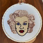 Mi Proyecto del curso: Retratos bordados en pedrería. Accessor, Design, Embroider, and Decoration project by emma serra - 08.26.2021